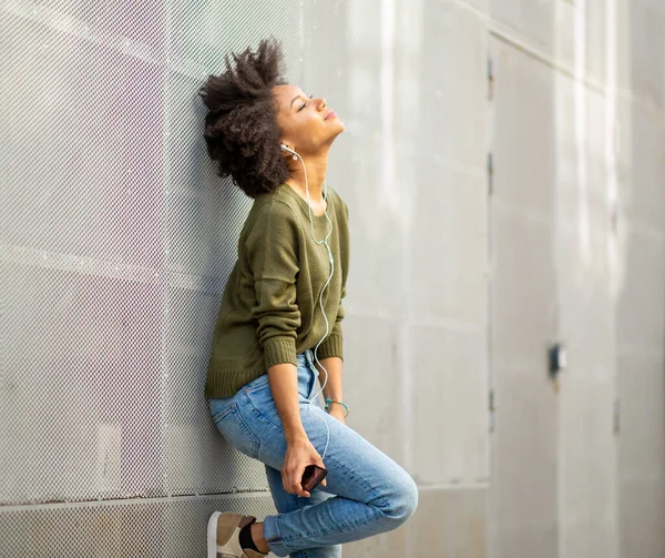 Porträt Schöne Junge Afrikanerin Lehnt Mit Handy Und Kopfhörer Wand — Stockfoto