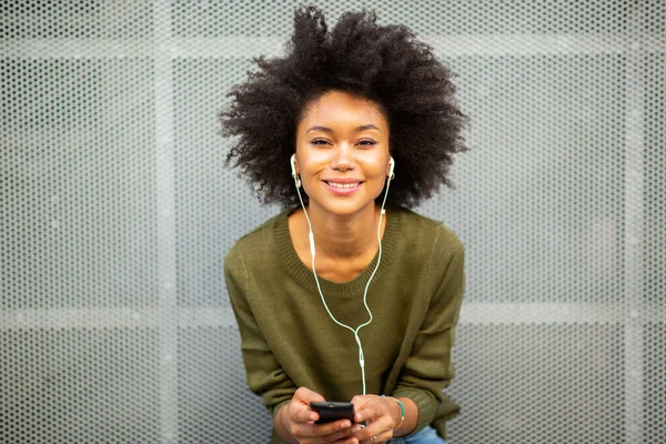 Retrato Sorrindo Jovem Afro Americana Encostada Parede Com Telefone Inteligente — Fotografia de Stock
