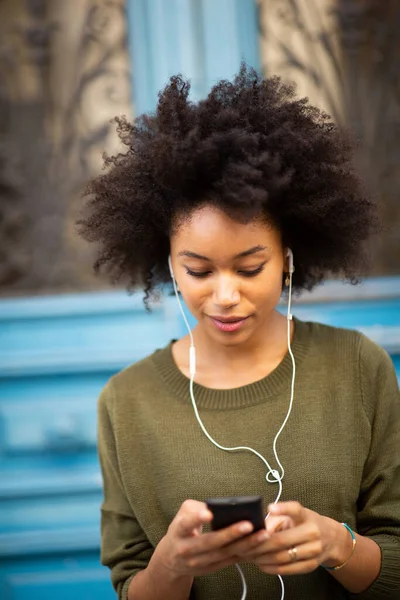 Porträt Attraktive Junge Afrikanisch Amerikanische Frau Mit Handy Und Kopfhörer — Stockfoto