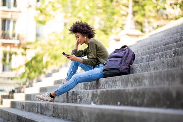 Sidoporträtt Ung Kvinna Sitter Trappor Med Mobiltelefon Och Hörlurar — Stockfoto