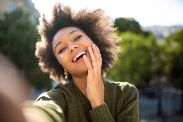 Portrait Joyeux Jeune Femme Afro Américaine Prenant Selfie Extérieur — Photo