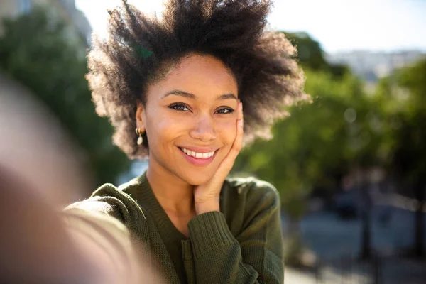 Porträtt Vacker Ung Afrikansk Amerikansk Kvinna Tar Selfie Utomhus — Stockfoto