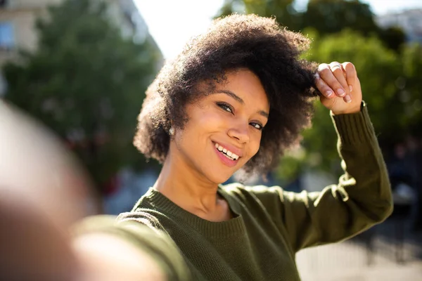 Retrato Hermosa Joven Negro Mujer Tomando Selfie Aire Libre — Foto de Stock