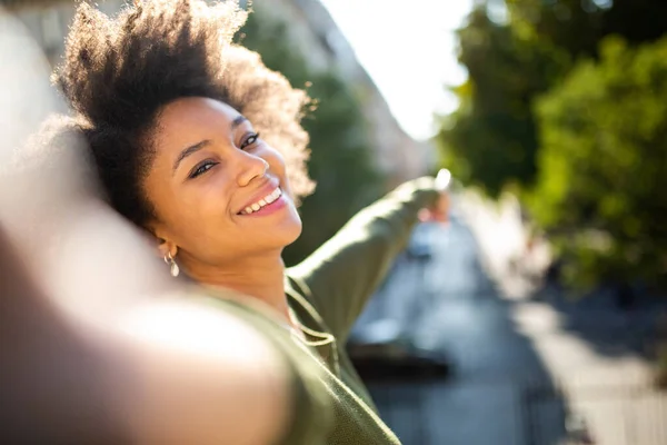 Detail Portrét Šťastný Mladý Afroameričan Žena Přičemž Selfie Ukazující — Stock fotografie