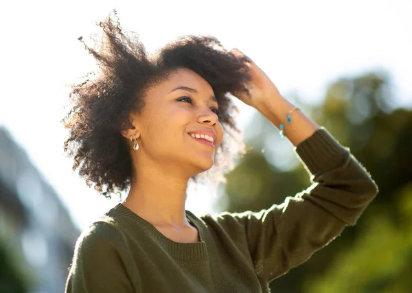 Gros Plan Portrait Belle Jeune Femme Noire Posant Extérieur Souriant — Photo