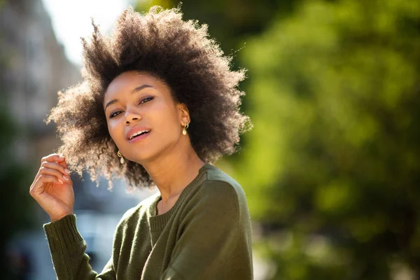 Крупным Планом Портрет Красивая Молодая Африканская Американка Позирует Снаружи — стоковое фото
