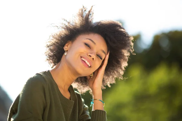 Крупним Планом Портрет Красива Молода Чорношкіра Жінка Посміхається Відкритому Повітрі — стокове фото