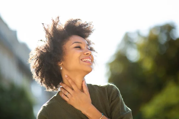 Primer Plano Retrato Hermosa Joven Negro Mujer Sonriendo Aire Libre — Foto de Stock