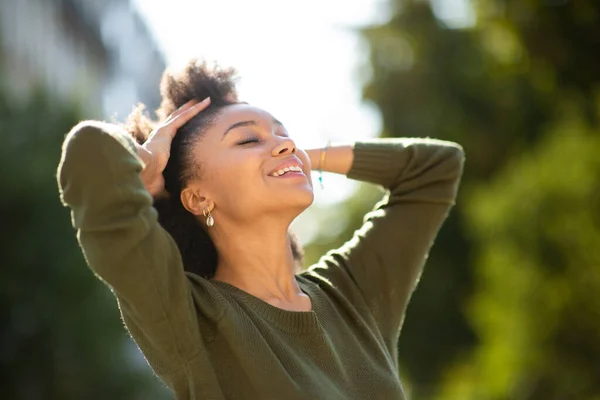 Primer Plano Retrato Despreocupado Joven Mujer Negra Sonriendo Aire Libre —  Fotos de Stock