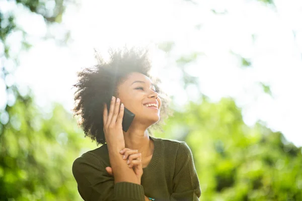 Närbild Porträtt Ung Afrikansk Amerikansk Kvinna Talar Med Mobiltelefon Solig — Stockfoto