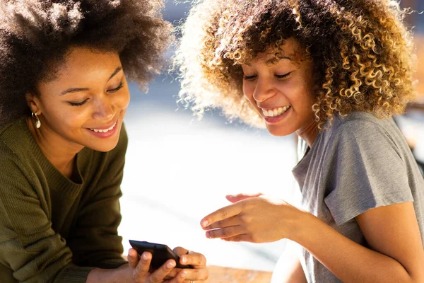 Retrato Duas Jovens Afro Americanas Olhando Para Celular Fora — Fotografia de Stock