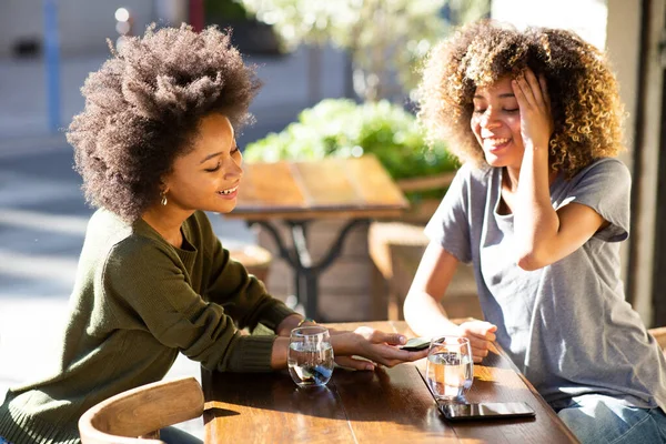 Retrato Feliz Joven Afroamericano Mujeres Sentadas Cafetería Aire Libre Con — Foto de Stock