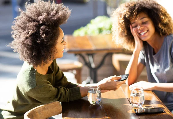 Portret Twee Gelukkige Jonge Afrikaans Amerikaanse Vrouwen Zitten Outdoor Cafe — Stockfoto
