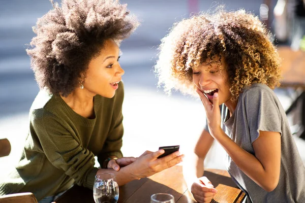 Portret Twee Vrolijke Jonge Afrikaans Amerikaanse Vrouwen Zitten Outdoor Cafe — Stockfoto