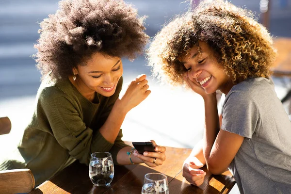 Portret Twee Jonge Afrikaans Amerikaanse Vrouwen Zitten Outdoor Cafe Kijken — Stockfoto