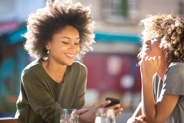 Portré Két Boldog Fiatal Afro Amerikai Szabadban Kávézó Nézi Mobiltelefon — Stock Fotó