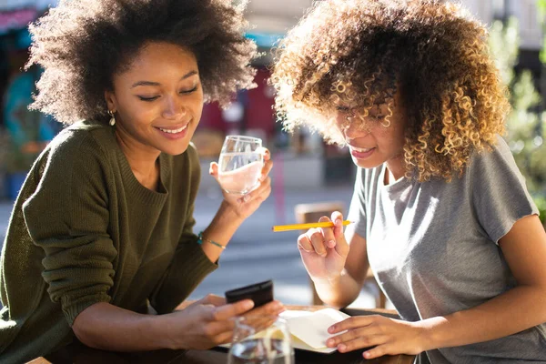 Retrato Duas Jovens Mulheres Americanas Africanas Felizes Sentadas Café Livre — Fotografia de Stock