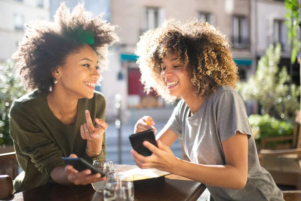 Portret Twee Vrolijke Vrouwelijke Vrienden Zitten Outdoor Cafe Met Mobiele — Stockfoto