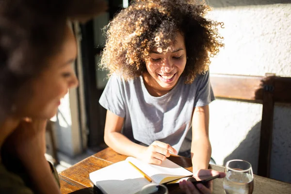 Close Ritratto Due Amiche Nere Con Cellulare Caffè — Foto Stock