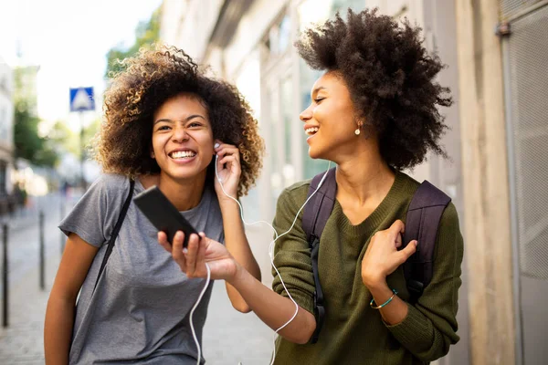 Portré Két Boldog Fekete Barátok Séta Városban Mobiltelefon Zenét Hallgatni — Stock Fotó