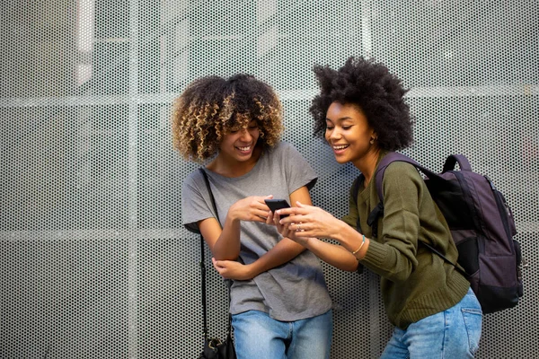 Retrato Feliz Jovem Afro Americano Mulheres Amigas Com Telefone Celular — Fotografia de Stock