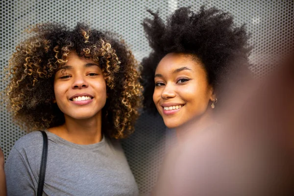 Retrato Dois Jovens Amigos Americanos Africanos Felizes Tirando Selfie — Fotografia de Stock