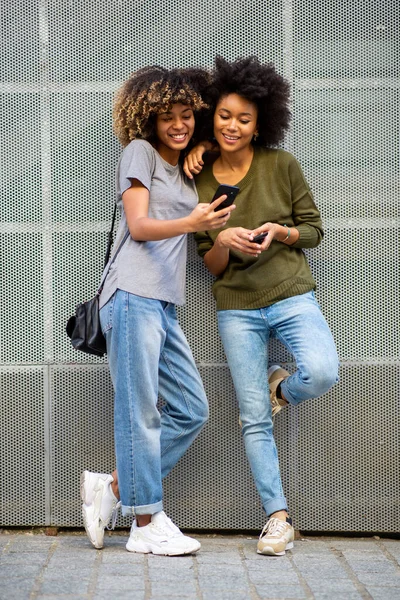 Портрет Повного Тіла Двох Афроамериканських Молодих Жінок Мобільним Телефоном — стокове фото