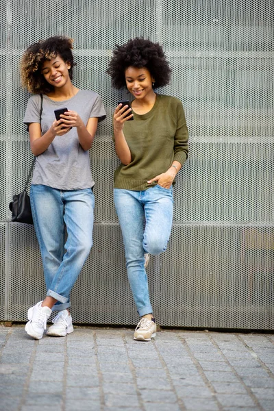 Ritratto Figura Intera Due Giovani Afro Americane Con Cellulare Appoggiato — Foto Stock