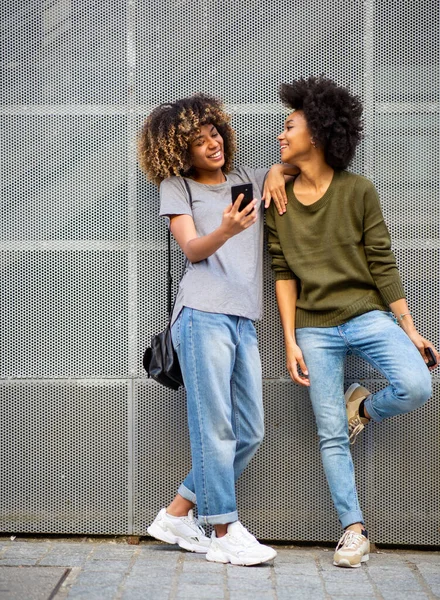 Retrato Corpo Inteiro Duas Jovens Americanas Africanas Felizes Com Celular — Fotografia de Stock