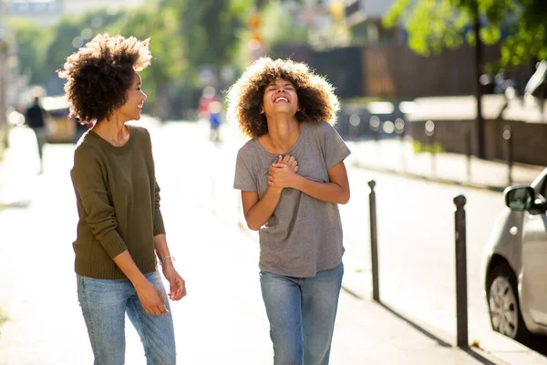 Portret Twee Zwarte Vrouwelijke Vrienden Wandelen Lachen Stad — Stockfoto