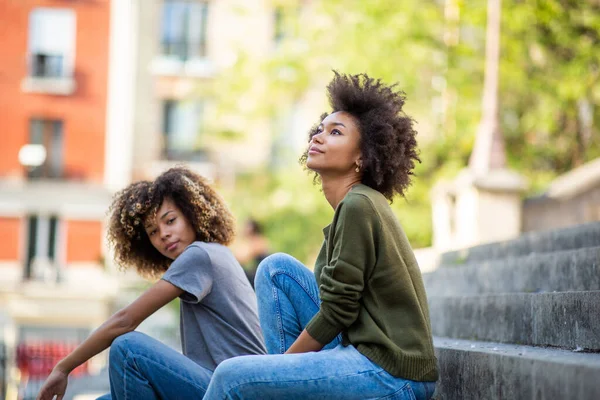 Side Portret Twee Koele Jonge Afrikaanse Amerikaanse Vrouwen Zitten Stappen — Stockfoto