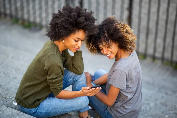 Portret Twee Jonge Zwarte Vrouwen Zitten Stappen Buiten Kijken Naar — Stockfoto