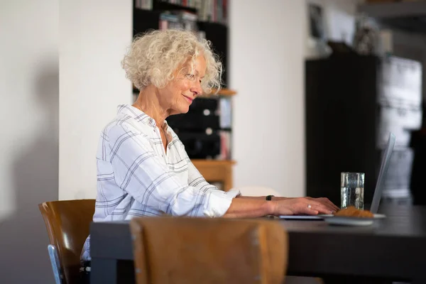 Side Portrait Smiling Older Woman Sitting Table Using Laptop Computer — Stock Photo, Image