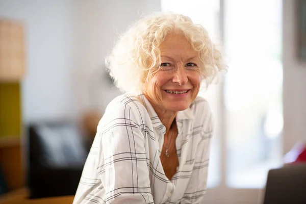 Evdeki Gülümseyen Yaşlı Kadının Yakın Portresi — Stok fotoğraf