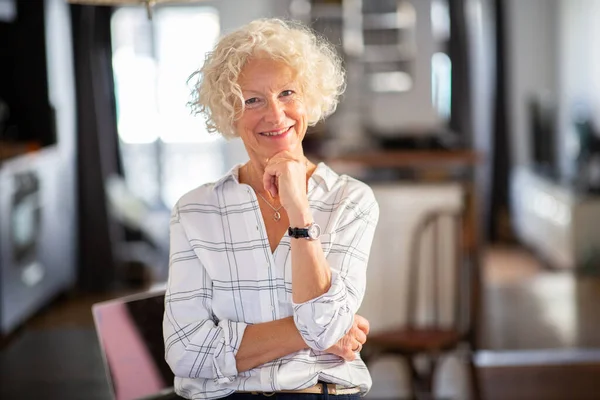 Portrait Femme Âgée Souriante Posant Maison — Photo