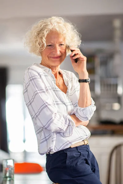 Portrait Femme Âgée Parlant Avec Téléphone Portable Maison — Photo