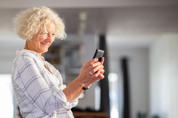 Close Side Portrait Mulher Idosa Usando Telefone Celular Casa — Fotografia de Stock