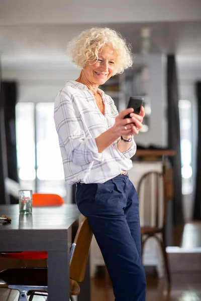 Retrato Mujer Mayor Pie Casa Con Teléfono Móvil —  Fotos de Stock