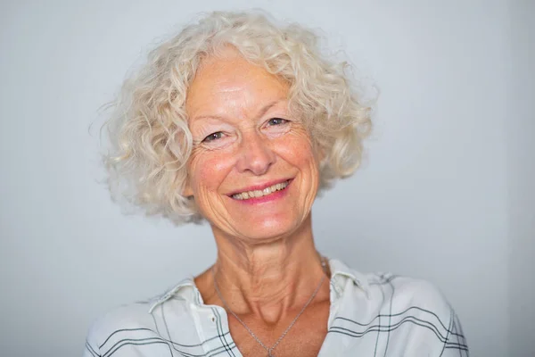 Закройте Портрет Улыбающейся Пожилой Женщины Белом Фоне — стоковое фото