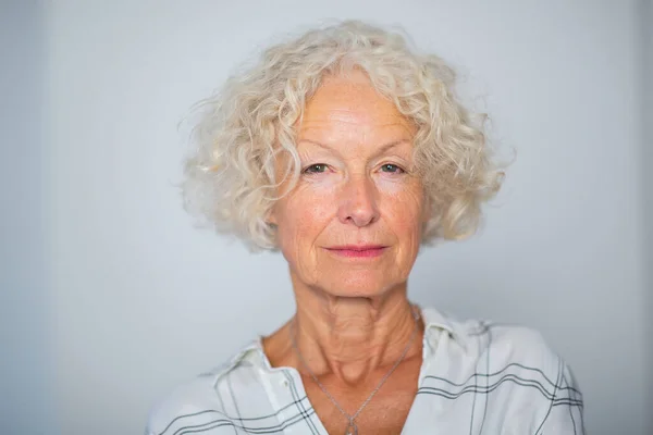Beyaz Arka Planda Güzel Yaşlı Bir Kadının Portresini Kapat — Stok fotoğraf