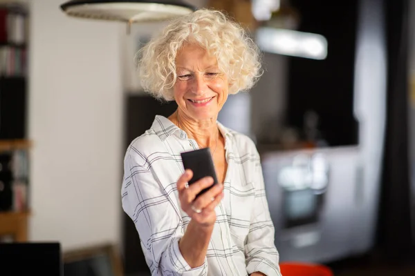 Fechar Sorrindo Mulher Mais Velha Olhando Para Tela Telefone Móvel — Fotografia de Stock