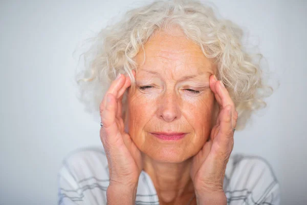 Närbild Porträtt Äldre Kvinna Med Huvudvärk Och Hand Till Huvud — Stockfoto