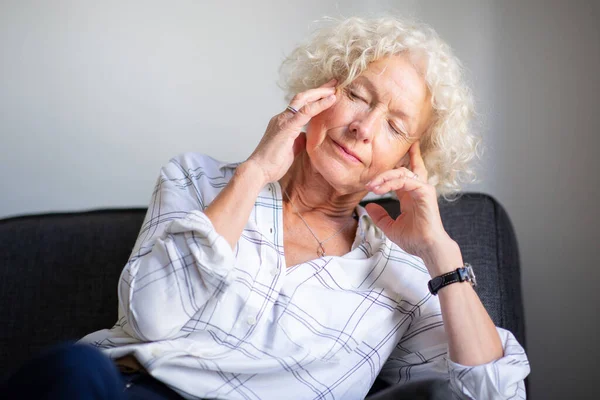 Portret Femeie Vârstă Care Stă Canapea Dureri Cap Mâini Cap — Fotografie, imagine de stoc