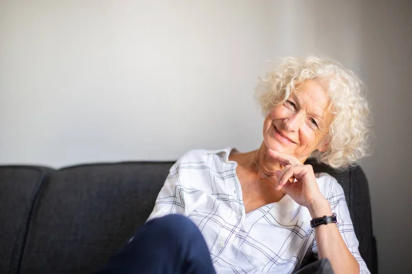 Portrait Femme Âgée Heureuse Détendre Sur Canapé Maison — Photo