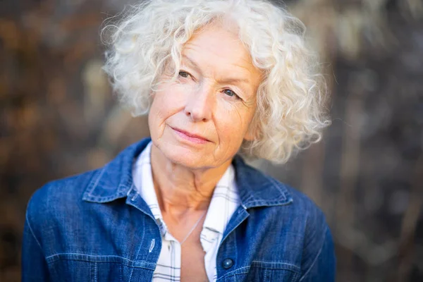 Dışarıya Bakan Yaşlı Kadın Portresini Kapat — Stok fotoğraf