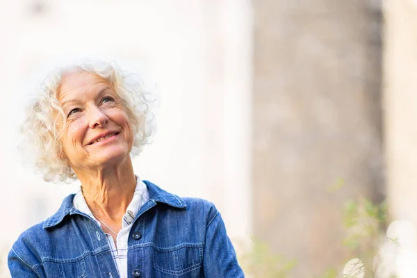 Närbild Porträtt Leende Äldre Kvinna Tittar Upp — Stockfoto