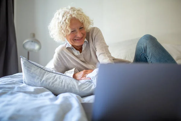 Porträt Ältere Frau Entspannt Sich Mit Laptop Bett — Stockfoto