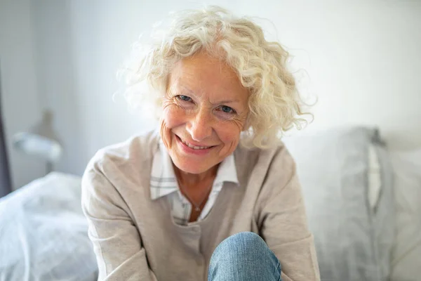 Close Retrato Sorrindo Mulher Mais Velha Relaxante Casa — Fotografia de Stock