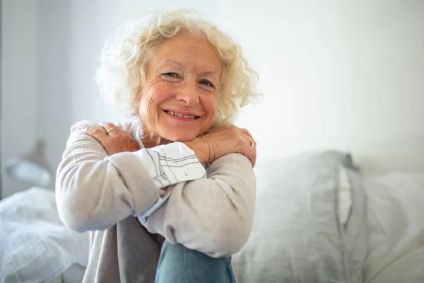 Primer Plano Retrato Sonriendo Anciana Relajándose Casa —  Fotos de Stock