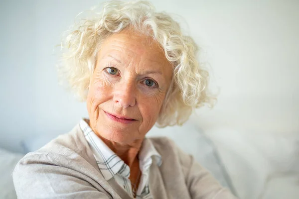 Κοντινό Πλάνο Πορτρέτο Ελκυστική Ηλικιωμένη Γυναίκα Κοιτάζοντας Λευκό Φόντο — Φωτογραφία Αρχείου